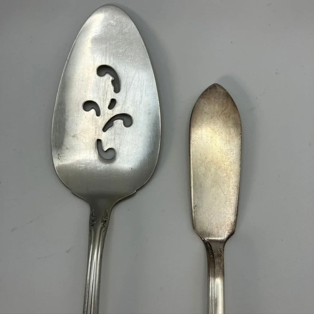 Vintage Flatware Oneidacraft Stainless Pierced Server & Holmes Edwards‎ IS Knife